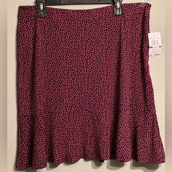 NWT MICHAEL KORS Giraffe-Print Flounce
Mini Skirt in cerise - Picture 4 of 13